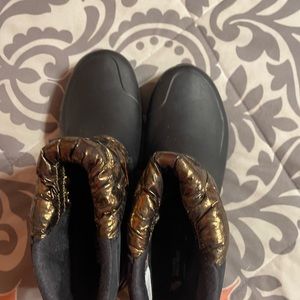 Size 7 north face snow boots! Never been used!